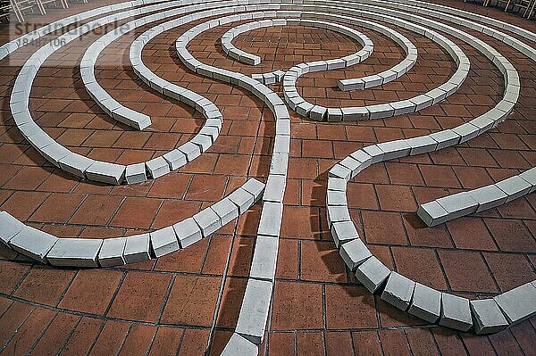 Begehbares Labyrinth in der evangelischen Kirche St. Johannes am Preysingplatz  München  Bayern  Deutschland  Europa