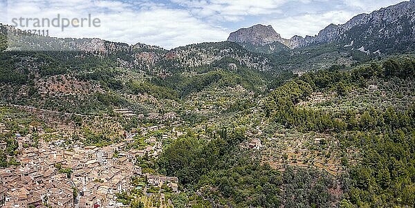 Mediterrane Berglandschaft mit Bergdorf Fornalutx  Luftaufnahme  Fornalutx  Serra de Tramuntana  Mallorca  Balearen  Spanien  Europa