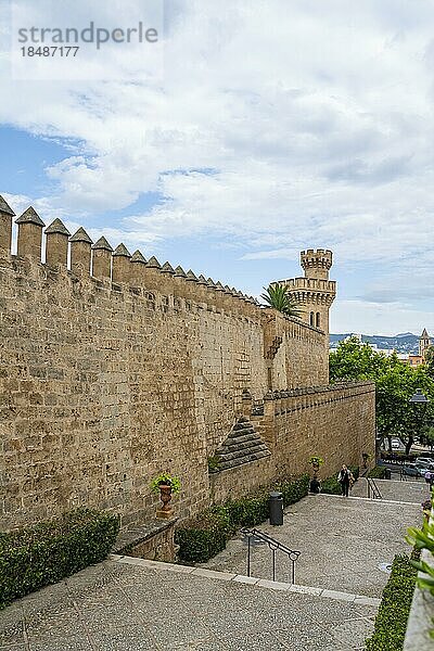 Festungsmauer mit Turm  Königspalast La Almudaina  Palau Reial de l'Almudaina  Palma de Mallorca  Mallorca  Balearen  Spanien  Europa