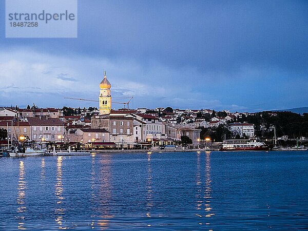 Hafenpromenade und Kathedrale von Krk Stadt  blaue Stunde  Insel Krk  Kvarner Bucht  Kroatien  Europa