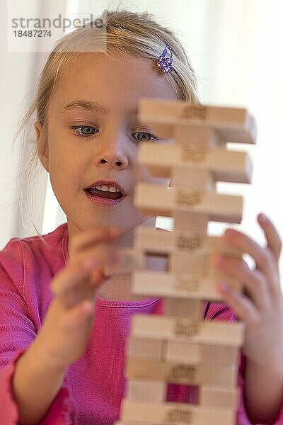 Mädchen (6)  spielt mit Bauklötzen  Kiel  Deutschland  Europa