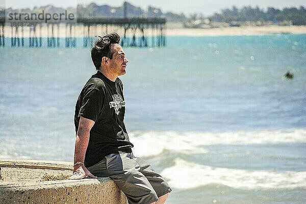 Ein Mann mit Blick auf den Ozean in der Nähe des Ventura Pier