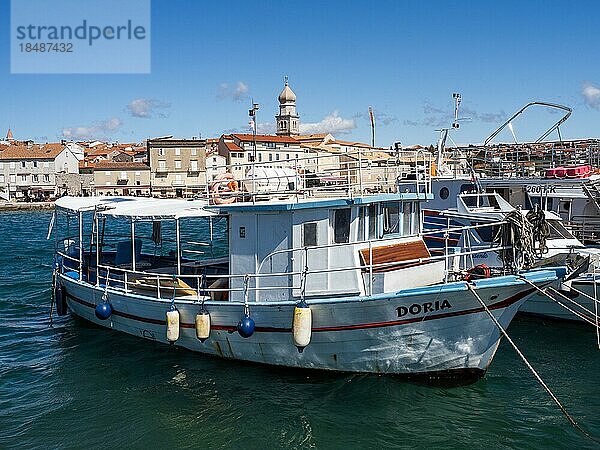 Blick über den Yachthafen auf die Stadt Krk  Insel Krk  Kvarner Bucht  Kroatien  Europa