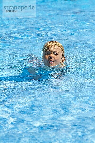 Mädchen (6) schwimmt im Pool  Kiel  Deutschland  Europa