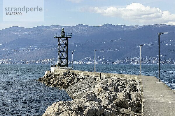 Der Leuchtturm am Ende der Hafenmole Rijeka  Rijeka  Kroatien  Europa