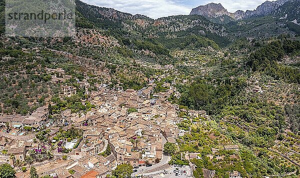 Mediterrane Berglandschaft mit Bergdorf Fornalutx  Luftaufnahme  Fornalutx  Serra de Tramuntana  Mallorca  Balearen  Spanien  Europa