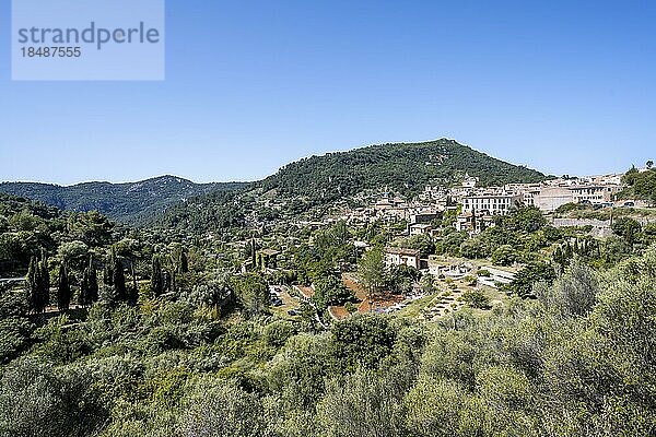 Ausblick auf Bergdorf Valldemossa mit typischen Steinhäusern  Serra de Tramuntana  Mallorca  Balearen  Spanien  Europa