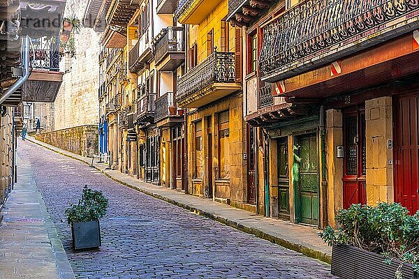 Fuenterrabia oder Hondarribia Gemeinde von Gipuzkoa. Baskenland. Hauptstraße der Altstadt und die Kirche Santa Maria im Hintergrund