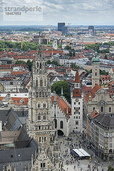 Ausblick über München  Marienplatz mit Altem und Neuem Rathaus  Heilig Geist Kirche  München  Bayern  Deutschland  Europa
