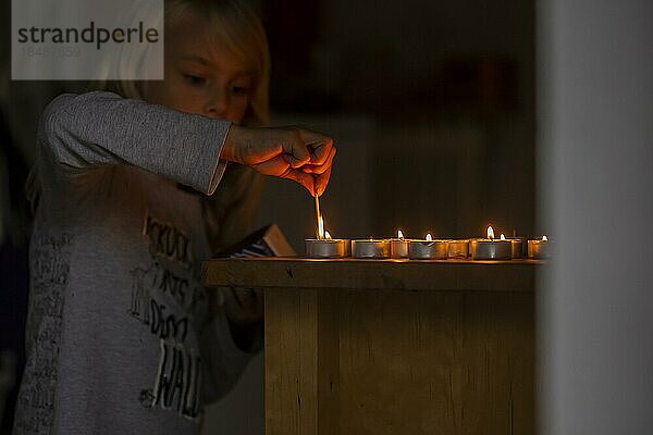 Mädchen (7) spielt mit Streichhölzern.  Kiel  Schleswig-Holstein  Deutschland  Europa