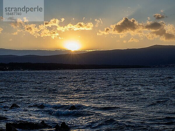 Wolkenstimmung über dem Meer bei Sonnenaufgang  Insel Krk  Kvarner Bucht  Kroatien  Europa