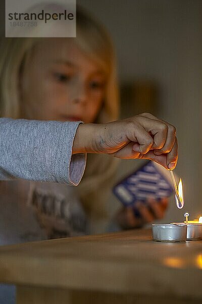 Mädchen (7) spielt mit Streichhölzern  Kiel  Schleswig-Holstein  Deutschland  Europa