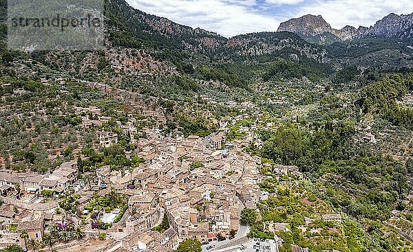Mediterrane Berglandschaft mit Bergdorf Fornalutx  Luftaufnahme  Fornalutx  Serra de Tramuntana  Mallorca  Balearen  Spanien  Europa