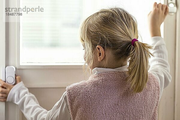 Mädchen (6) betätigt Türalarm  Kiel  Deutschland  Europa