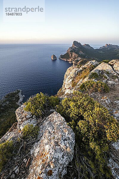 Ausblick auf felsige Klippen und Meer  Cap Formentor bei Sonnenuntergang  Küstenlandschaft  Pollença  Mallorca  Balearen  Spanien  Europa