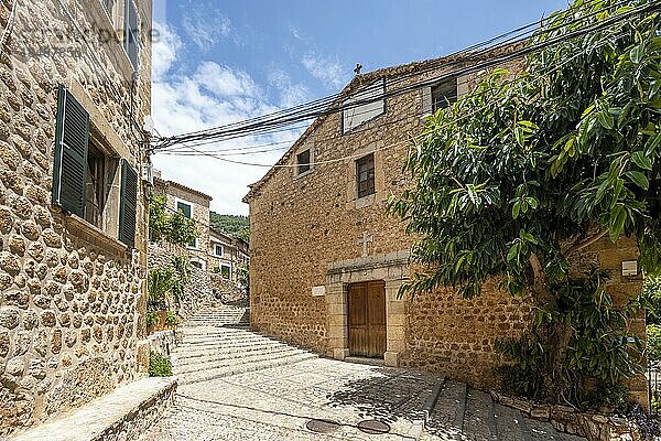 Kleine Gasse mit Kirche  Gasse mit typischen Steinhäusern  Fornalutx  Serra de Tramuntana  Mallorca  Balearen  Spanien  Europa