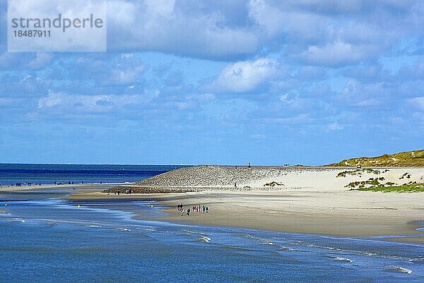 Weiter Sandstrand mit wenigen Menschen  Dünen  Neeltje Jans  Inseln Schouwen-Duiveland und Noord-Beveland  Provinz Zeeland  Niederlanden