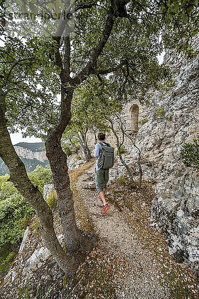 Wanderer am Wanderweg zur Burgruine des Castell Alaró  Serra de Tramuntana  Puig dAlaró  Mallorca  Spanien  Europa