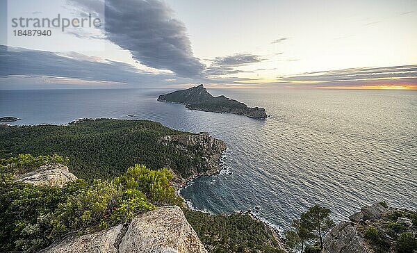 Ausblick auf Berge und Küste mit Meer  bei Sonnenuntergang  Wanderung nach La Trapa von Sant Elm  hinten Insel Sa Dragonera  Serra de Tramuntana  Mallorca  Spanien  Europa