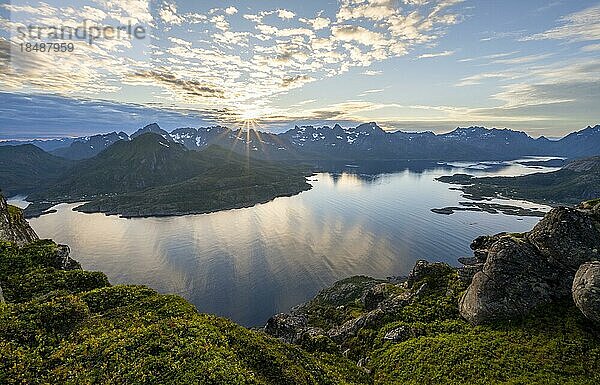 Sonnenstern bei Sonnenuntergang über den Bergspitzen  Ausblick auf Fjord Raftsund und Berge  Blick vom Gipfel des Dronningsvarden oder Stortinden  Vesterålen  Norwegen  Europa
