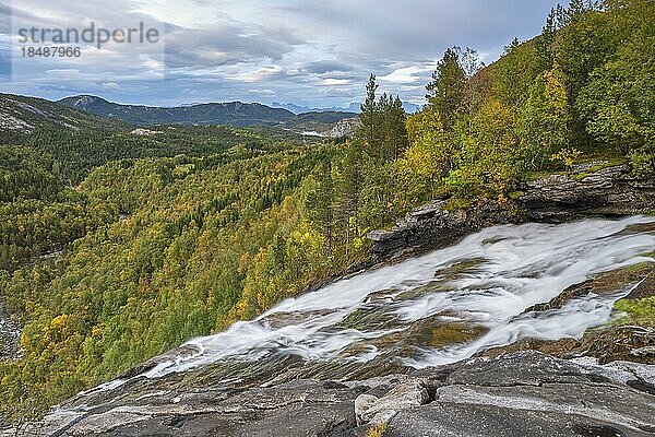 Valnesfossen im Herbst  Kaskaden  Valnes  Helgelandküste  Bodø  Norwegen  Europa