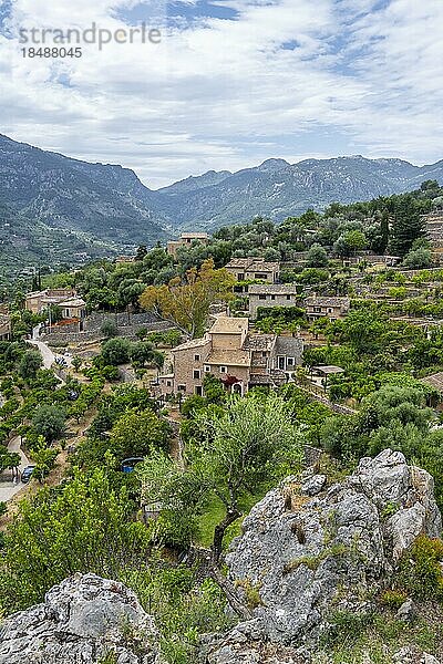 Ausblick über typische Häuser des Bergdorf Fornalutx mit Berglandschaft  Serra de Tramuntana  Mallorca  Balearen  Spanien  Europa