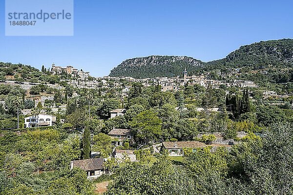 Ausblick auf Bergdorf Valldemossa mit typischen Steinhäusern  mit Kartause von Valldemossa und Kirche Església de Sant Bartomeu  Serra de Tramuntana  Mallorca  Balearen  Spanien  Europa