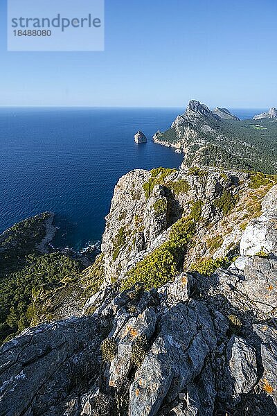 Ausblick auf felsige Klippen und Meer  Cap Formentor  Küstenlandschaft  Pollença  Mallorca  Balearen  Spanien  Europa