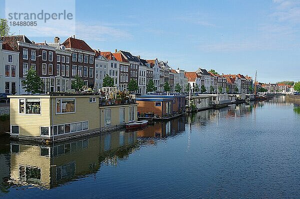 Hausboote und Häuser an einem Kanal in Middelburg  Zeeland  Niederlanden
