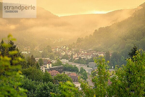 Sonnenaufgang mit Nebel  Bad Wildbad  Schwarzwald  Deutschland  Europa