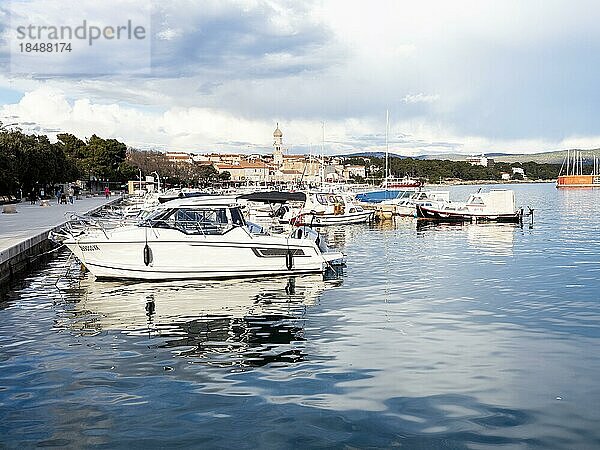 Blick über den Hafen auf die Stadt Krk  Insel Krk  Kvarner Bucht  Kroatien  Europa