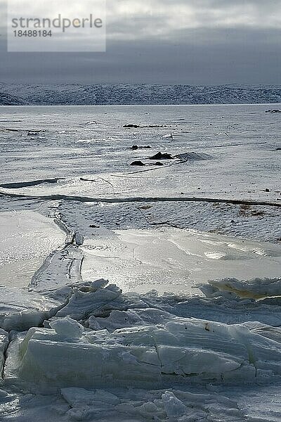 Der vereiste Fjord Kangerlussuaq am Hafen der Siedlung Kangerlussuaq  Grönland  Dänemark  Nordamerika