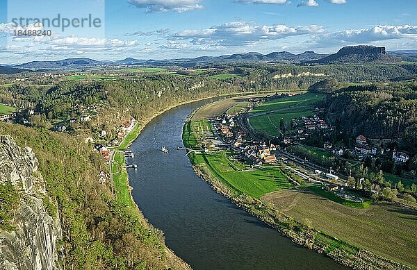 Ausblick von der neuen Basteiaussicht auf den Fluss Elbe  hinten der Lilienstein  Felsformation Bastei  Lohmen  Sächsische Schweiz  Elbsandsteingebirge  Sachsen  Deutschland  Europa