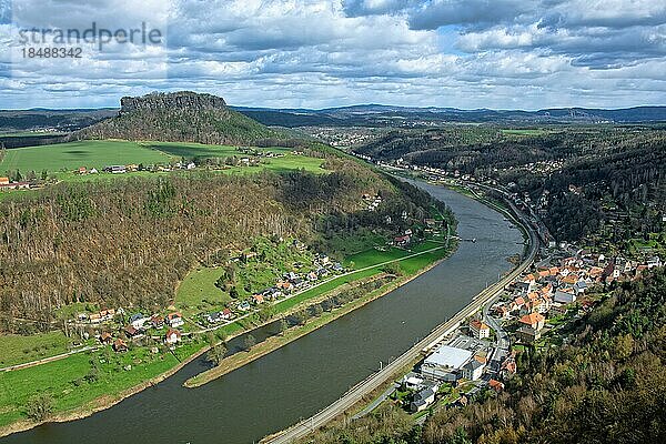 Ausblick von der Festung Königstein auf den Fluss Elbe und den Lilienstein  Königstein  Sächsische Schweiz  Elbsandsteingebirge  Sachsen  Deutschland  Europa
