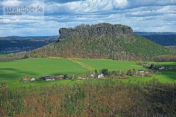 Ausblick von der Festung Königstein auf den Lilienstein  Königstein  Sächsische Schweiz  Elbsandsteingebirge  Sachsen  Deutschland  Europa