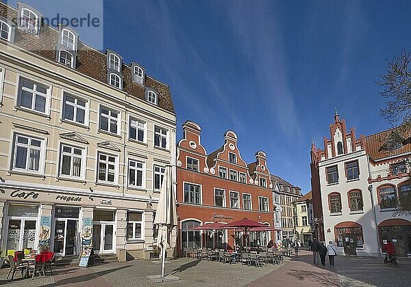 Am Markt in der Hansestadt Wismar. Die Altstadt und ihre Architektur gehören zum UNESCO-Weltkulturerbe. Markt  Wismar  Mecklenburg-Vorpommern  Deutschland  Europa