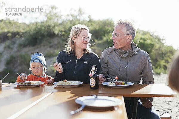 Sommerfest. Drei Generationen essen gemeinsam an einem Tisch.  Borkum  Deutschland  Europa