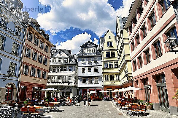 Historisches Stadtzentrum mit alten mittelalterlichen Gebäuden und Straßencafés mit Menschen in Frankfurt am Main an einem sonnigen Tag  Frankfurt am Main  Deutschland  Europa