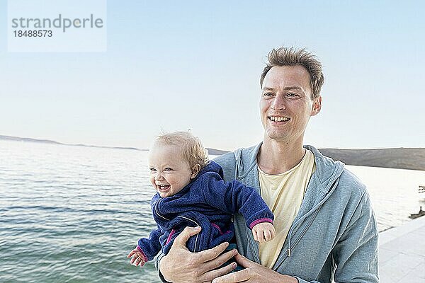 Vater und Baby am Meer  Seget Vranjica  Kroatien  Europa