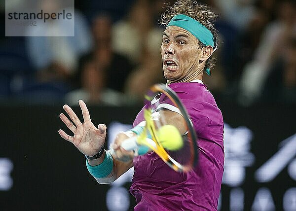 Der spanische Tennisspieler Rafael Nadal beim Vorhandschlag beim Australian Open 2022 Turnier im Melbourne Park  Melbourne  Victoria  Australien  Ozeanien