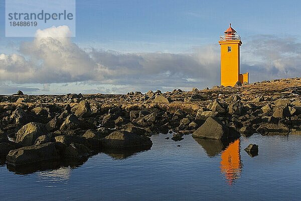 Orangefarbener Leuchtturm Stafnesviti in Stafnes auf der Halbinsel Reykjanes  Island  Europa
