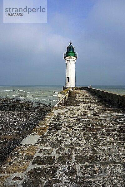 Leuchtturm und einsamer Mann mit Blick auf das Meer vom Pier im Hafen von Saint Valery en Caux  Haute Normandie  Frankreich  Europa