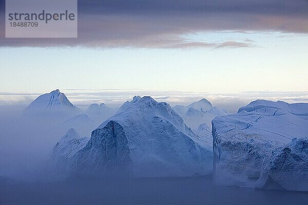 Eisberge im Nebel  Kangia Eisfjord  Diskobucht  Westgrönland  Grönland  Nordamerika