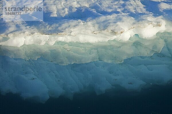 Detail eines Eisbergs im Kangia Eisfjord  Diskobucht  Westgrönland  Grönland  Nordamerika