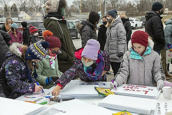 Royal Oak  Michigan USA  17. Januar 2022  Kinder basteln Schilder  bevor sie sich einem Marsch zum Gedenken an den Martin Luther King Jr. Tag anschließen. Die Veranstaltung war ein Projekt der Schulbezirke in Royal Oak und Berkley  zwei überwiegend weißen Vororten von Detroit