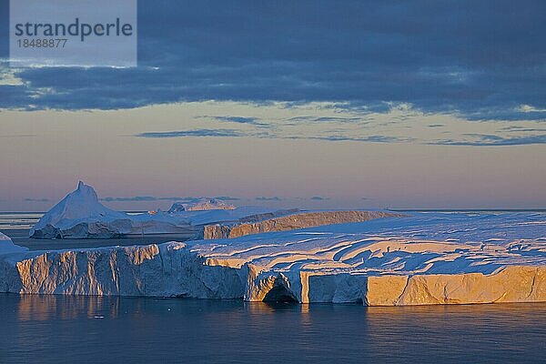 Eisberge bei Sonnenaufgang im Kangia Eisfjord  Diskobucht  Westgrönland  Grönland  Nordamerika