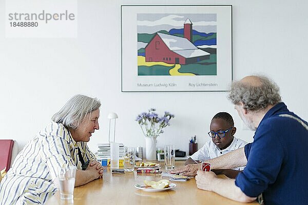 Großeltern auf Zeit. Älteres Ehepaar betreut ehrenamtlich für einige Stunden in der Woche einen Jungen aus Afrika.  Bonn  Deutschland  Europa