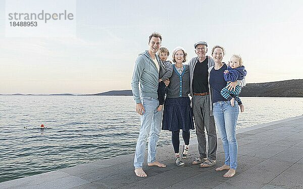 Großfamilie am Meer  Seget Vranjica  Kroatien  Europa
