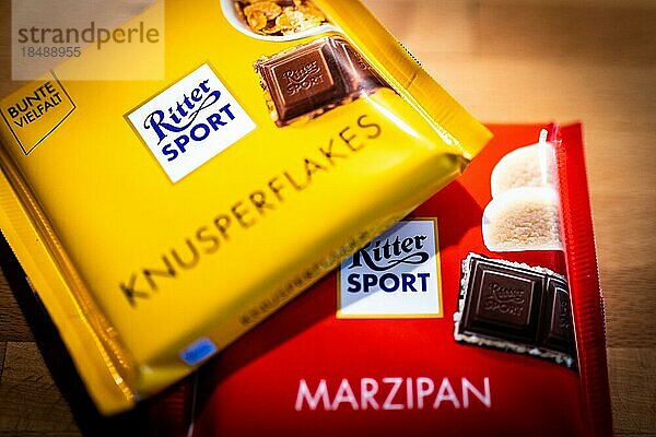 Ritter Sport Schokoladen Packungen liegen auf einer Küchenarbeitsplatte in Berlin  31.03.2022.  Berlin  Deutschland  Europa