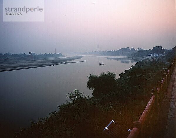 Der Verkehr  hier in Neu Delhi  Agra und Zentralindien im Oktober 1999  zu Wasser  Landstrasse  Schiene und Großstadt hat ein anderes Gesicht als in Europa. Fluss bei Agra im frühen Morgen  IND